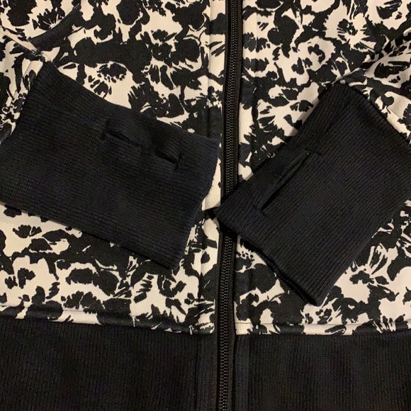 🌟HP🌟VEUC Lululemon Cozy Cuddle Up Jacket Fleur Sombre White & Black - size 8 - Picture 5 of 17